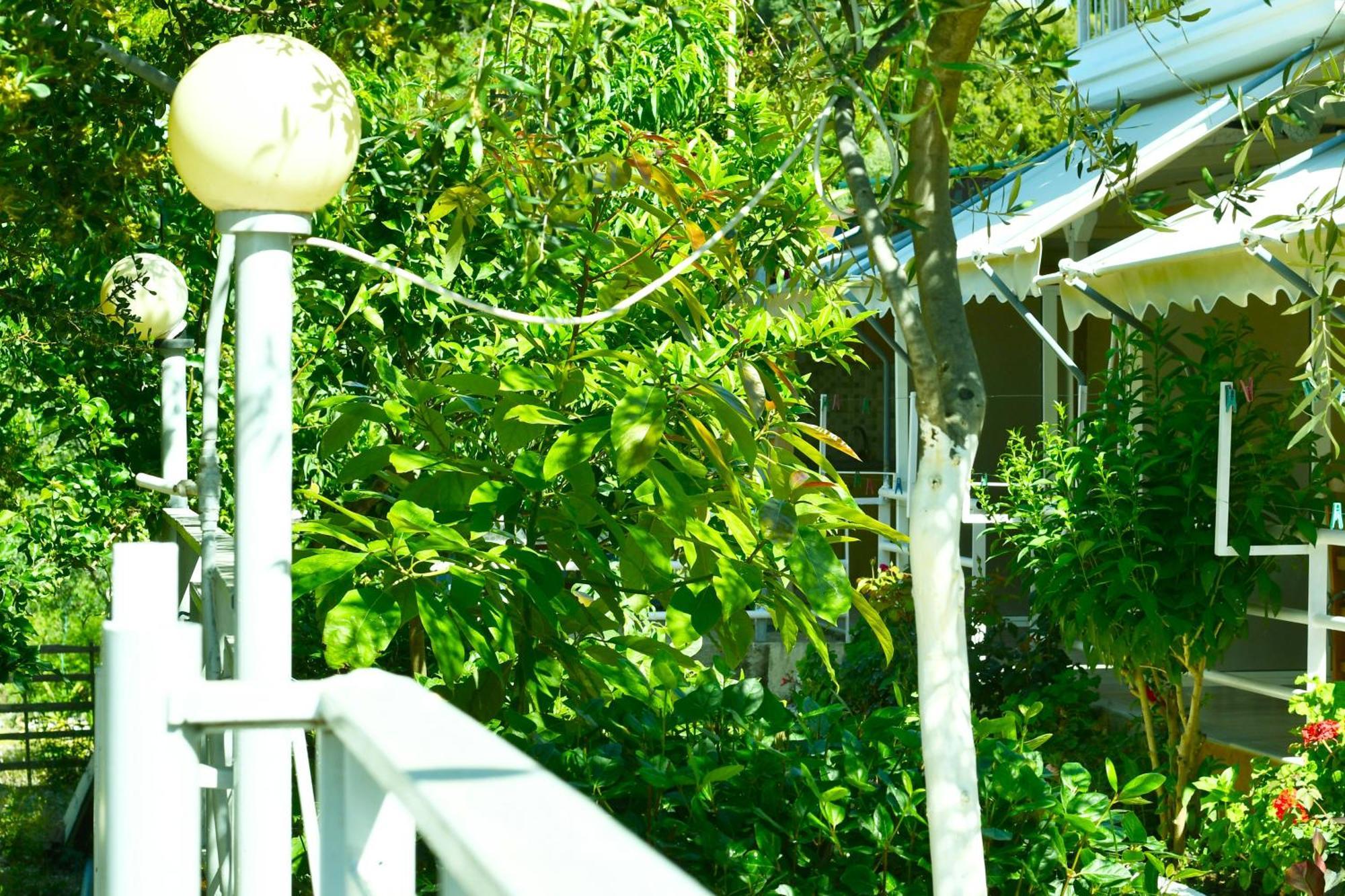 Garden Rooms Himare Exterior foto